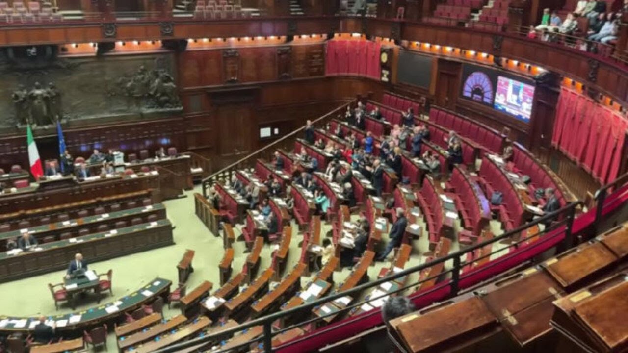Appalusi e abbracci per Elly Schlein a termine di suo intervento su Decreto Sicurezza in Aula Camera