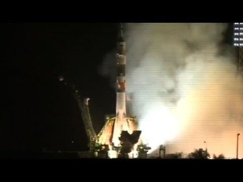 Foguete Soyuz leva tripulação internacional para a ISS