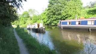 preview picture of video 'Narrow-boats passing on the Leeds to Liverpool canal'