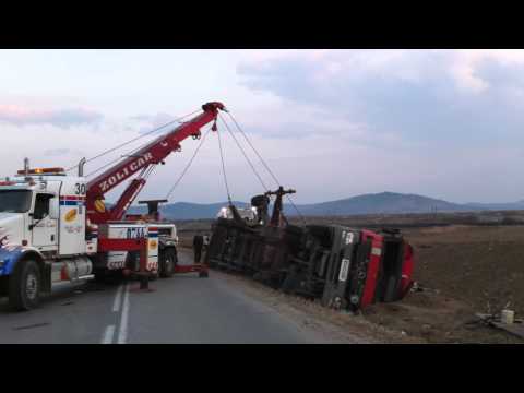 Accident Unirea. Un tir s-a rasturnat in curba
