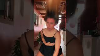 Loira gata balançando bumbum Shorts