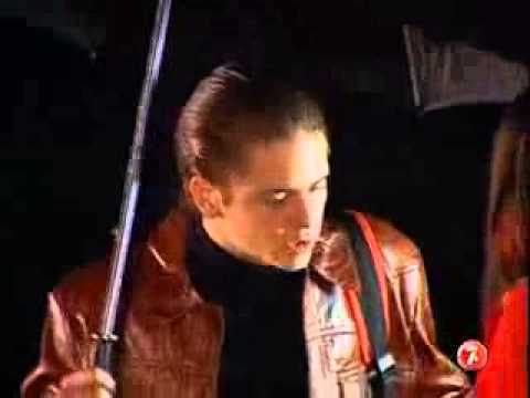 Diego esbarra em Roberta  Diego e Roberta se beijam