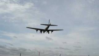 preview picture of video '2008_7_12 B-17 Landing at Gardner, Kansas airport.'