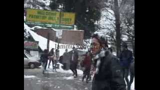 preview picture of video 'Tourists enjoy a snowball fight during fresh snowfall in Patnitop'