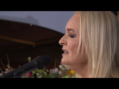 Anne Linnet - På En Dag Hvor Solen Skinner / Ritt Bjerregaards begravelse
