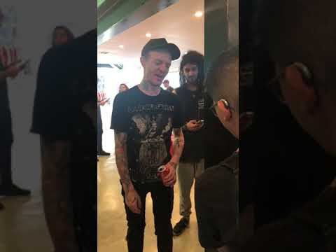 fan does a card trick for deadmau5!