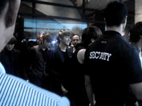 [FANCAM] 101023 ZE:A leaving the hotel (kpop night concert Singapore)