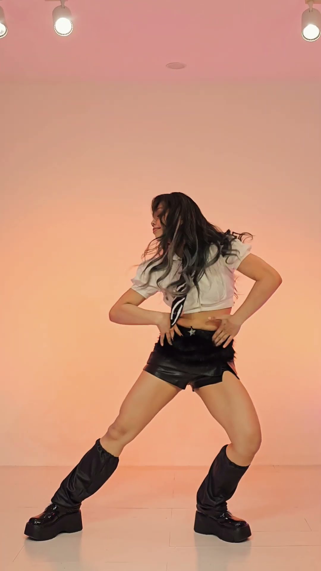 Siapa yang bisa nolak pesona TWICE? Cek dance cover "Strategy" mereka yang super catchy ini! 💃✨