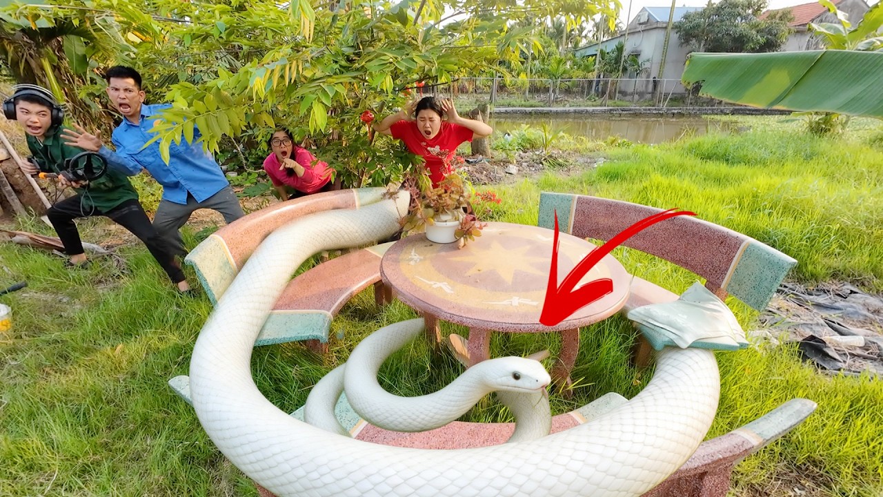 3 Brave Hunters Capture Two Giant Mutant Pythons To Help The Young Girl