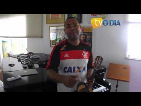 Dudu Nobre canta o hino do Flamengo