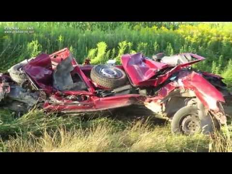 V trčenju potniškega vlaka in osebnega vozila dva mrtva