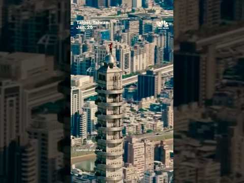 Alex Honnold completes climb up Taipei 101 skyscraper without ropes