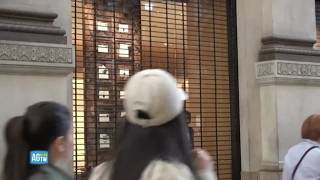 A Milano i negozi chiudono per timore di nuovi saccheggi: in Galleria Vittorio Emanuele saracines...