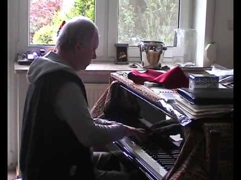 Andrzej Korzyński gra muzykę ze swoich filmów