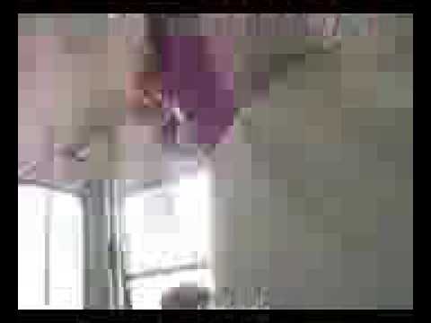 Cara dançando feito um retardado no busão