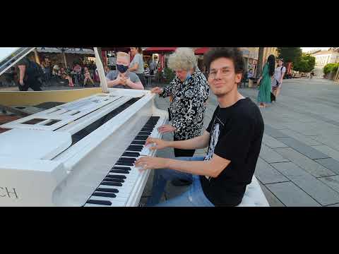 Street Pianist and crazy Grandma playing "She's The One" (Robbie Williams)