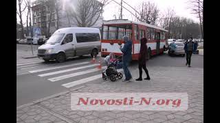 В центре Николаева «Шевроле» въехал под троллейбус
