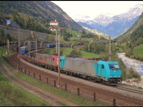 Bahnverkehr in Erstfeld und Wassen am 3.10.10 - SBB Re 482 im Schubdienst
