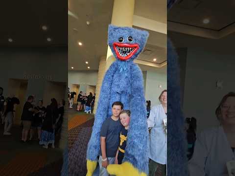 Huggy Wuggy is HUGE! #poppyplaytime #huggywuggy #cosplay