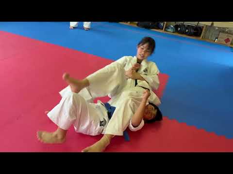 先輩女子に男子が挑戦柔術スパーリング