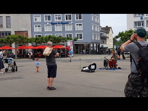 A UNIQUE version of VOODOO CHILE on the street in Kassel (live looping)