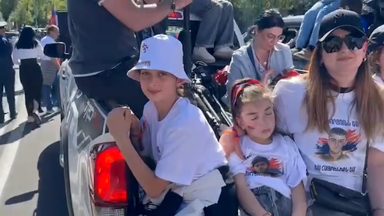 Մարդիկ քաղաքի տարբեր հատվածներից միանում են շարժմանը