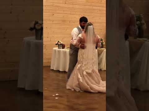Joey and Leslie Carter’s first dance