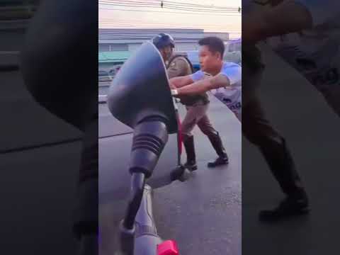 #แรงโน้มถ่วงของโลก..ไม่เคยโกหกใคร... #น้ำใจแบ่งปัน #ตำรวจจราจร  #automobile #traffic #police #shorts