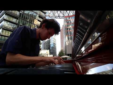 Thomas Krüger – "Game Of Thrones" Theme on Piano at Potsdamer Platz (Berlin)