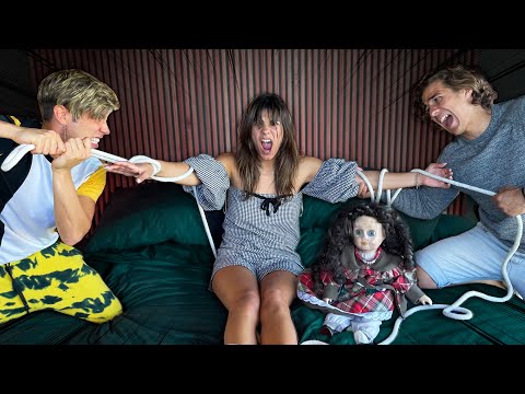 ATAMOS A MI AMIGA PARA SACARLE EL DEMONIO DE LA MUÑECA MALDITA