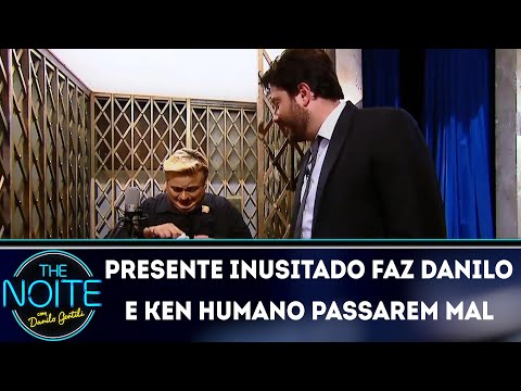 Presente inusitado faz Danilo e Ken Humano passar mal | The Noite (09/05/18)