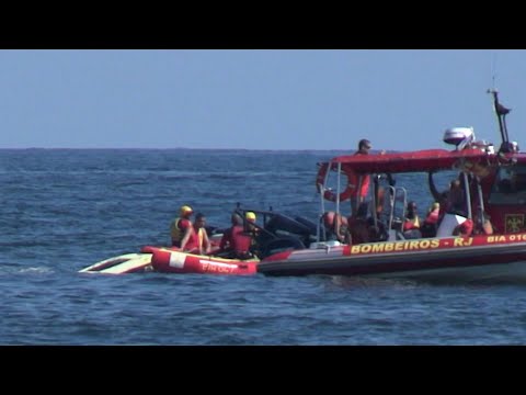 Piloto morre após avião cair no mar em Copacabana | AFP