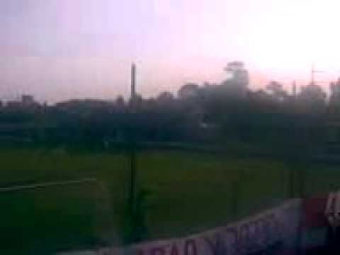 hinchas de cañuelas alentando