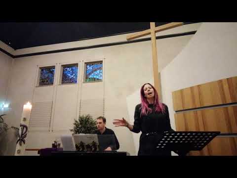 Bemoediging van Carmen en Bastiaan met het lied ‘Lopen op het water’