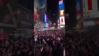 Cesare Cremonini: una folla di ragazzi cantano “La Nuova Stella Di Broadway” a Times Square