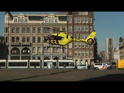 Traumahelikopter Land en Stijgt op vanaf de Dam in Amsterdam na een Groot Steekincident in de Stad