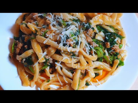 Una bomba di gusto e piacere,,, pasta con salsiccia e cime di rapa. pasta with salsiccia & turnips