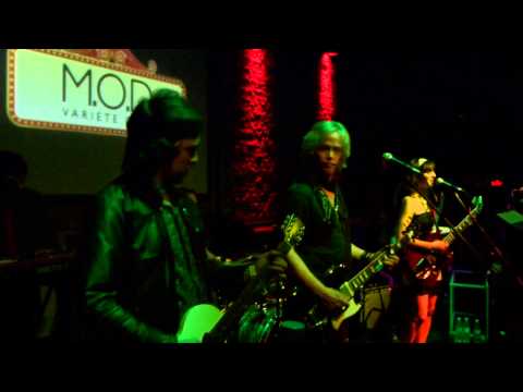 The Bayonets & Nube 9 - Sucker For Love - MOD - 12/05/2013 [HD]