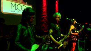 The Bayonets & Nube 9 - Sucker For Love - MOD - 12/05/2013 [HD]