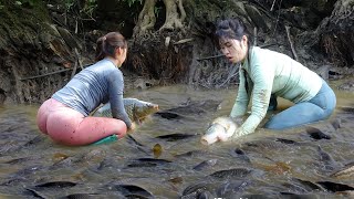 Fishing Video - Two Young Girl's Use a Pump Drained Water From Wild Pond, Catch a Lot of Fish