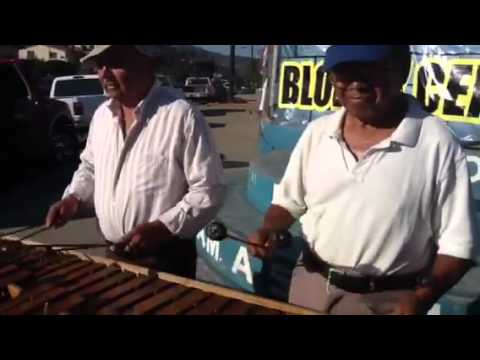 Marimberos tocando en la 20 de noviembre