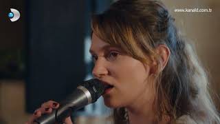 Farah Zeynep Abdullah - Soyunma