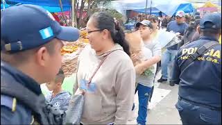 Concurrido el cementerio de Mixco
