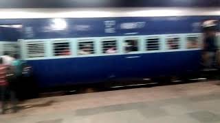 preview picture of video 'Rapti-Ganga express at Hardoi railway station.'