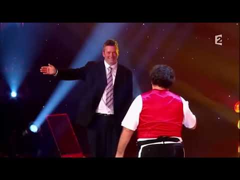 El genial clown David Larible realizando esta espectacular rutina con la ayuda de espectadores