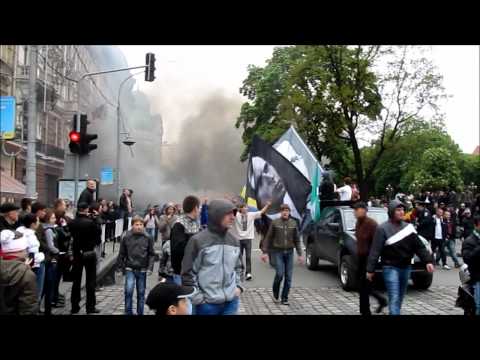 7.05.2011 Friendly Ultras Corteo Dynamo Kyiv and Karpaty Lviv.wmv