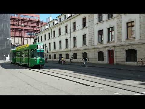 Cornichon Tram der BVB beim Bahnhof Basel SBB BS unter dem Postgebäude Richtung Station Bahnhof BS