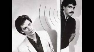 Hall & Oates - Hard To Be In Love With You