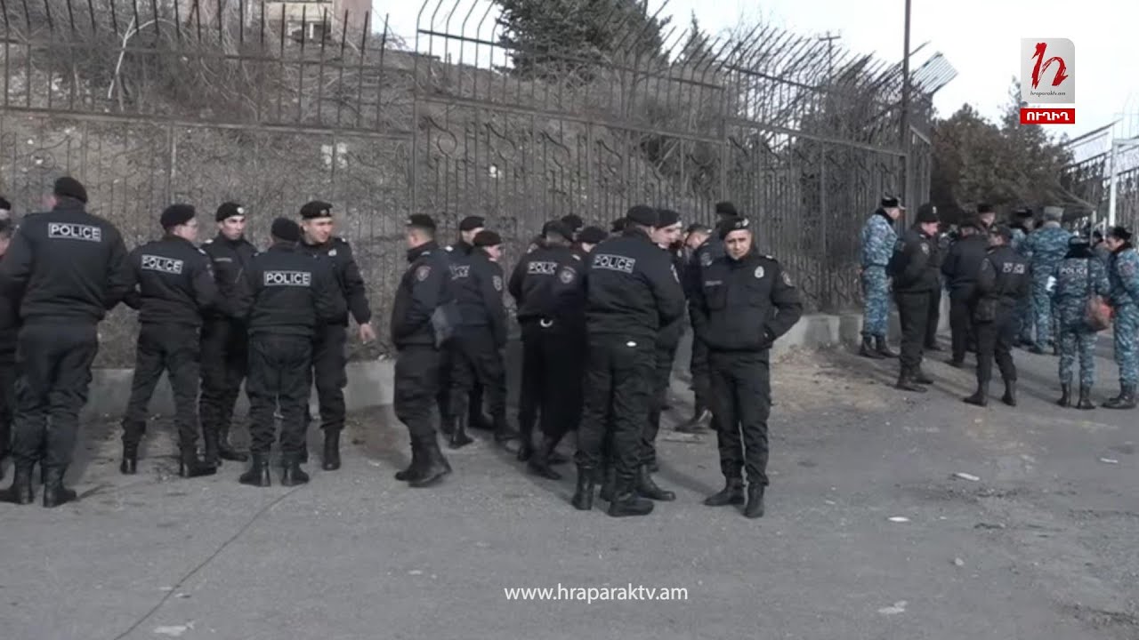 #Հիմա․ Լարված իրավիճակ ՊՆ նախկին մասնաշենքի մոտ․ ուղիղ