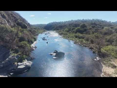 San Marcos Sierras, Rio Quilpo y Plaza Cacique Tullian. Córdoba, Argentina. Desde Arriba. 